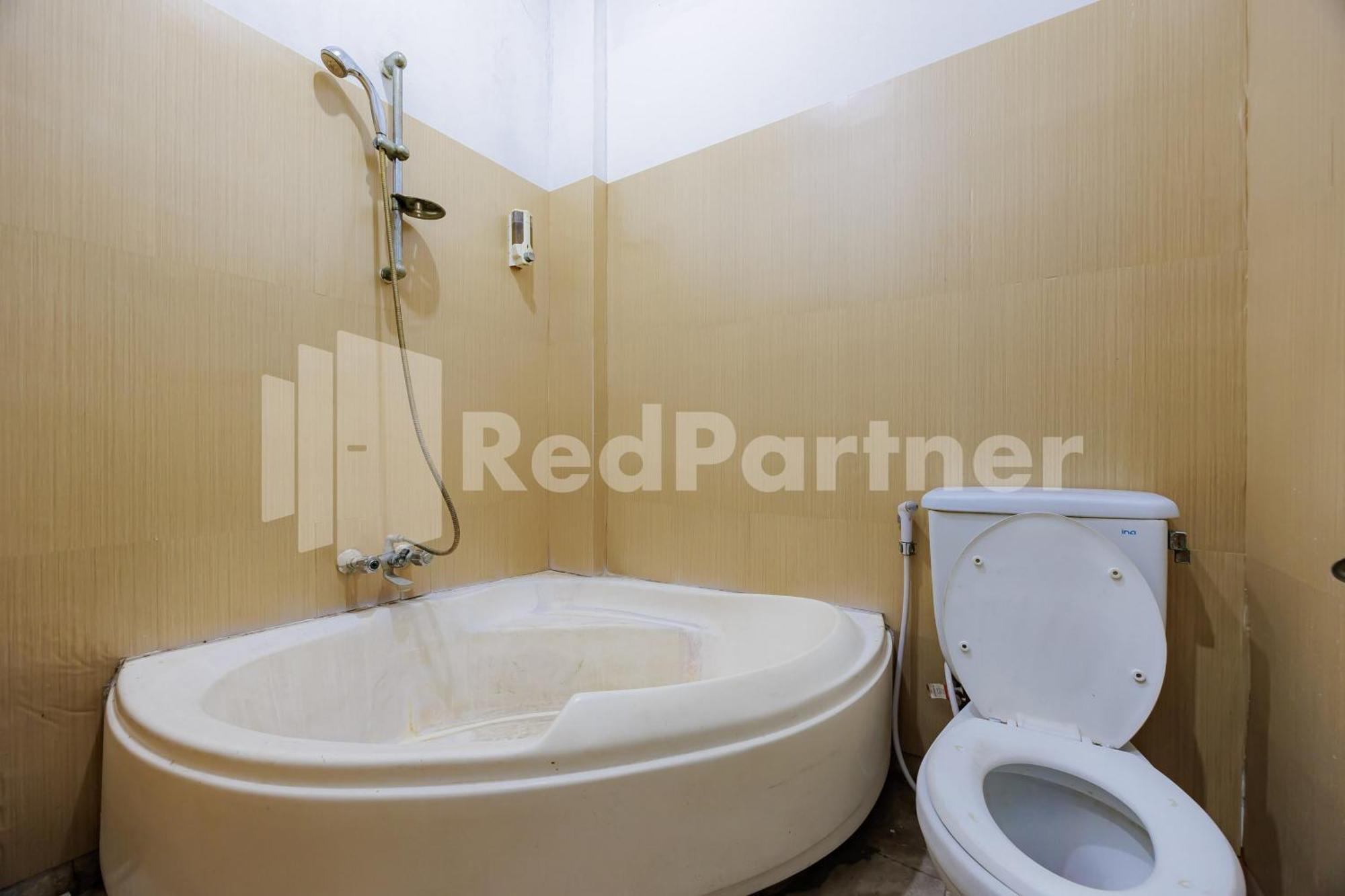 Tobana House Bintaro Redpartner Guest house *